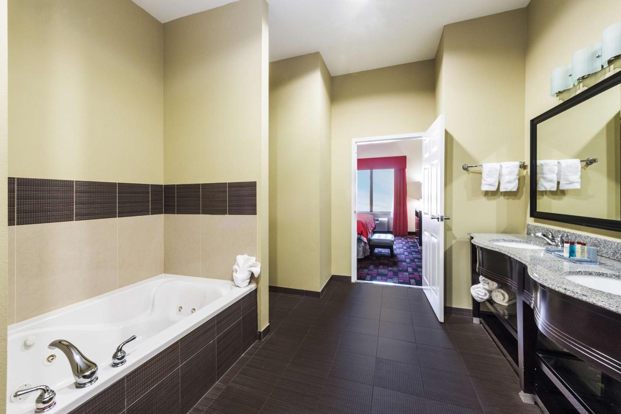 Wingate By Wyndham Lake Charles Casino Area Bagian luar foto
