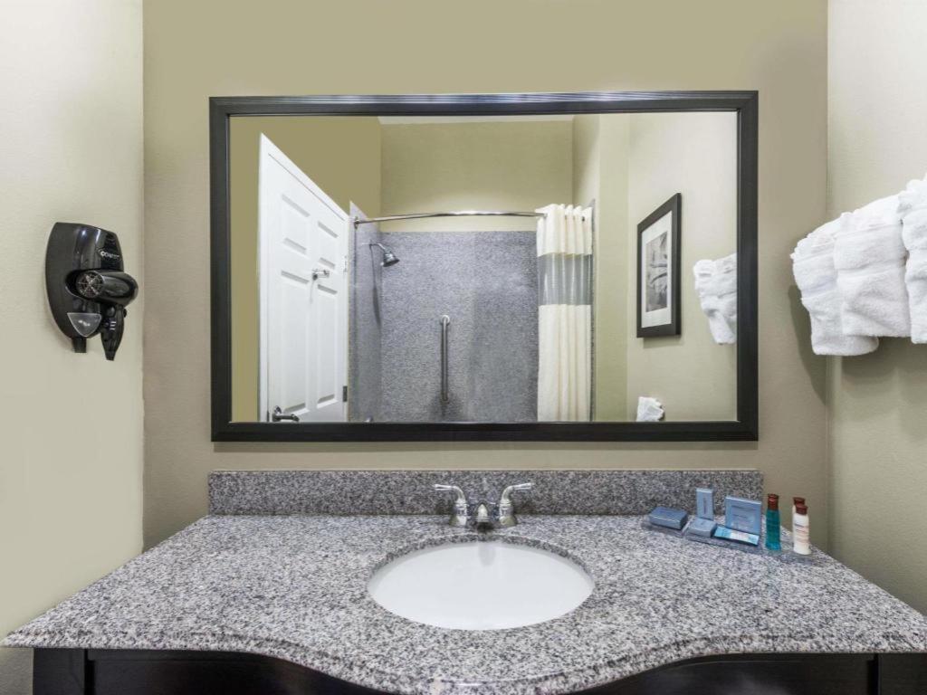Wingate By Wyndham Lake Charles Casino Area Bagian luar foto